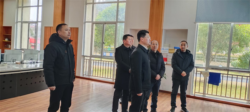 縣長(zhǎng)何斌看望慰問供水公司一線職工